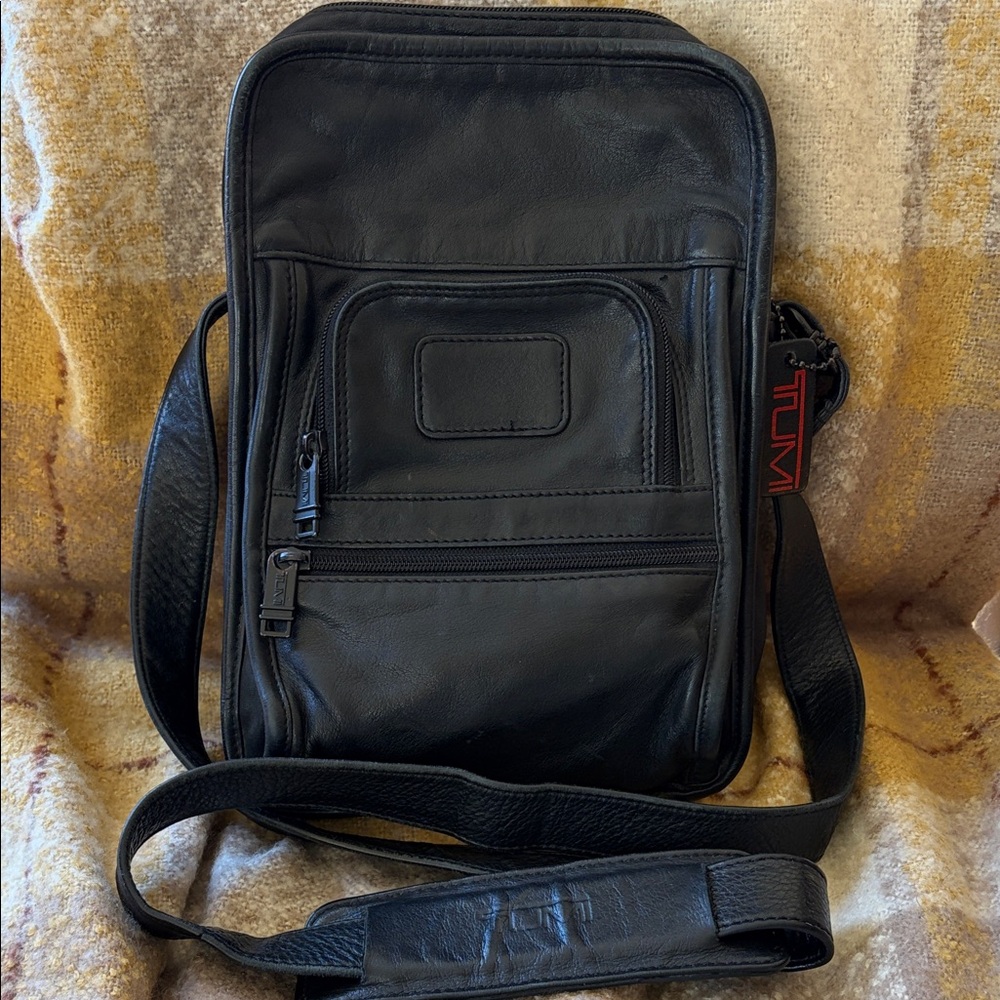 EUC TUMI Vintage UNISEX Black Leather Attractive Travel Work Crossbody